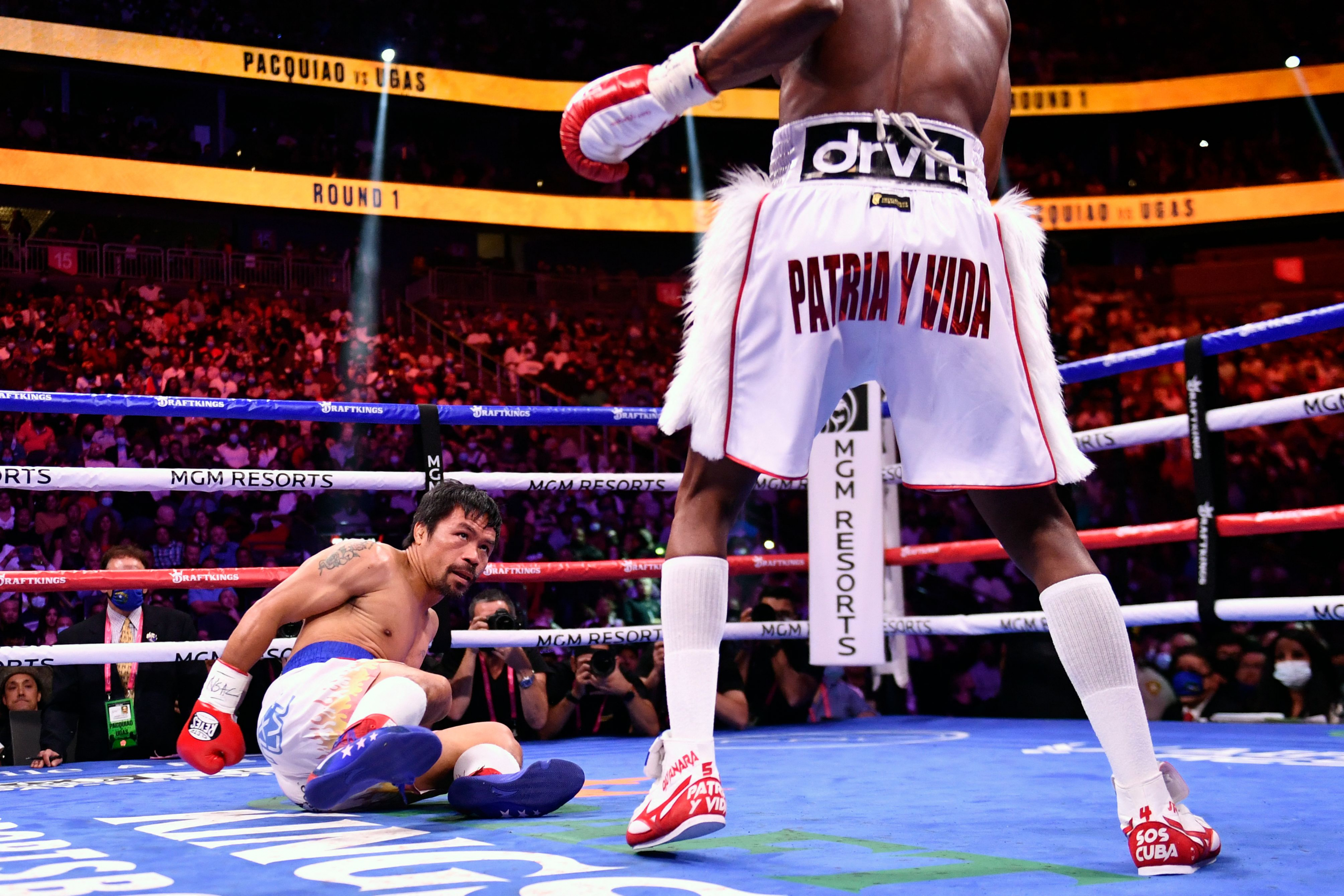 Yordenis Ugás mira a Manny Pacquiao que terminó derrotado. Foto: AFP