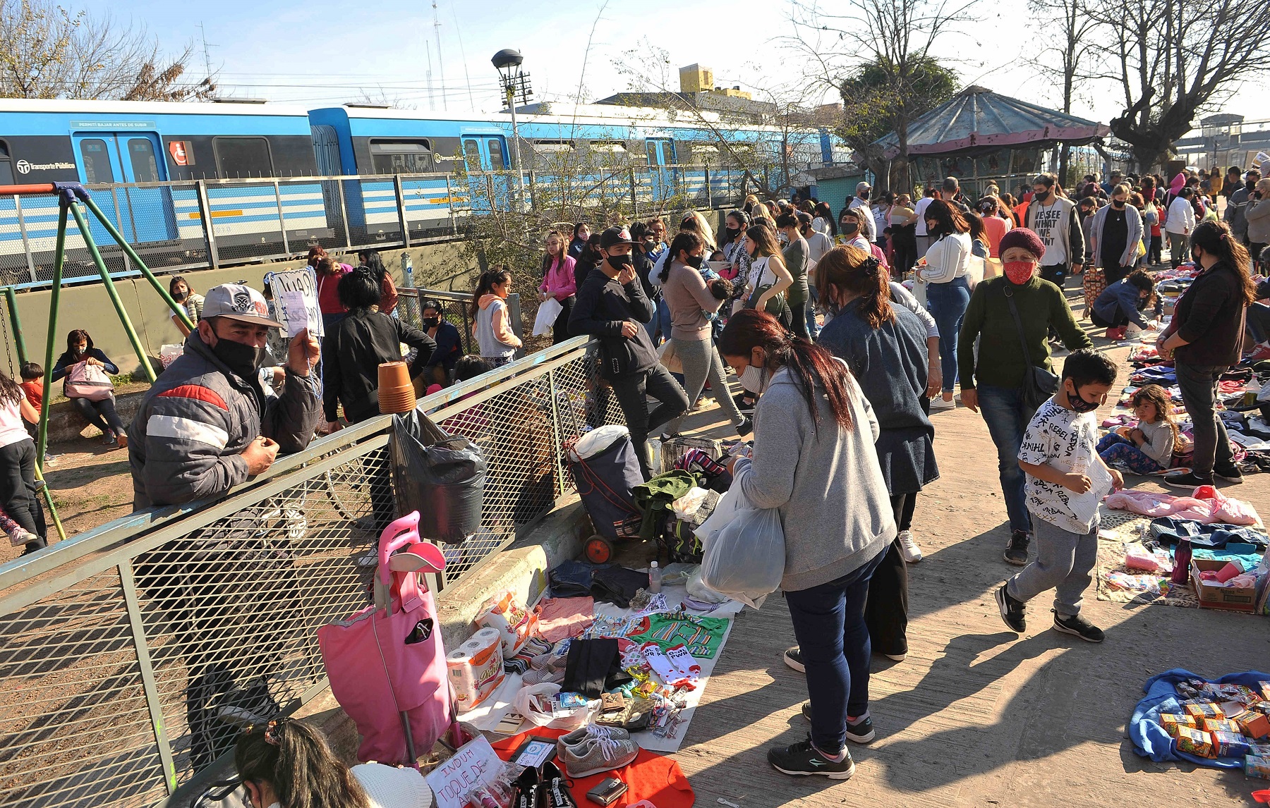 Feria de trueque instalada en Buenos Aires. Foto: EFE