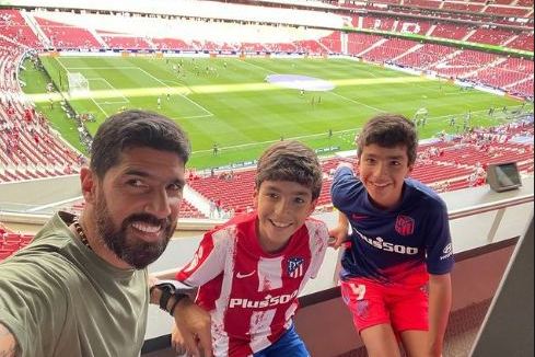 Sebastián Abreu con sus hijos en el Wanda Metropolitano. Foto: Instagram Sebastián Abreu.