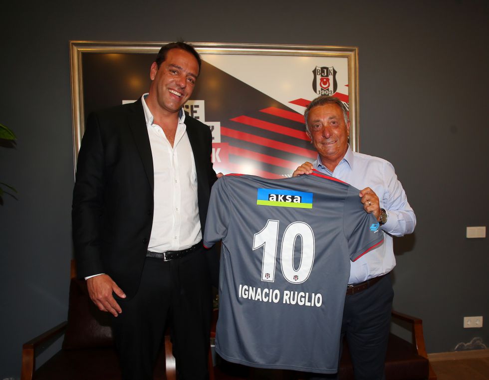 La camiseta que le regalaron a Ignacio Ruglio tras su visita al Besiktas. Foto: Besiktas.