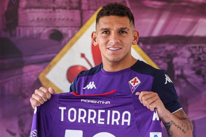 Lucas Torreira posa con la camiseta de la Fiorentina. Foto: @acffiorentina.