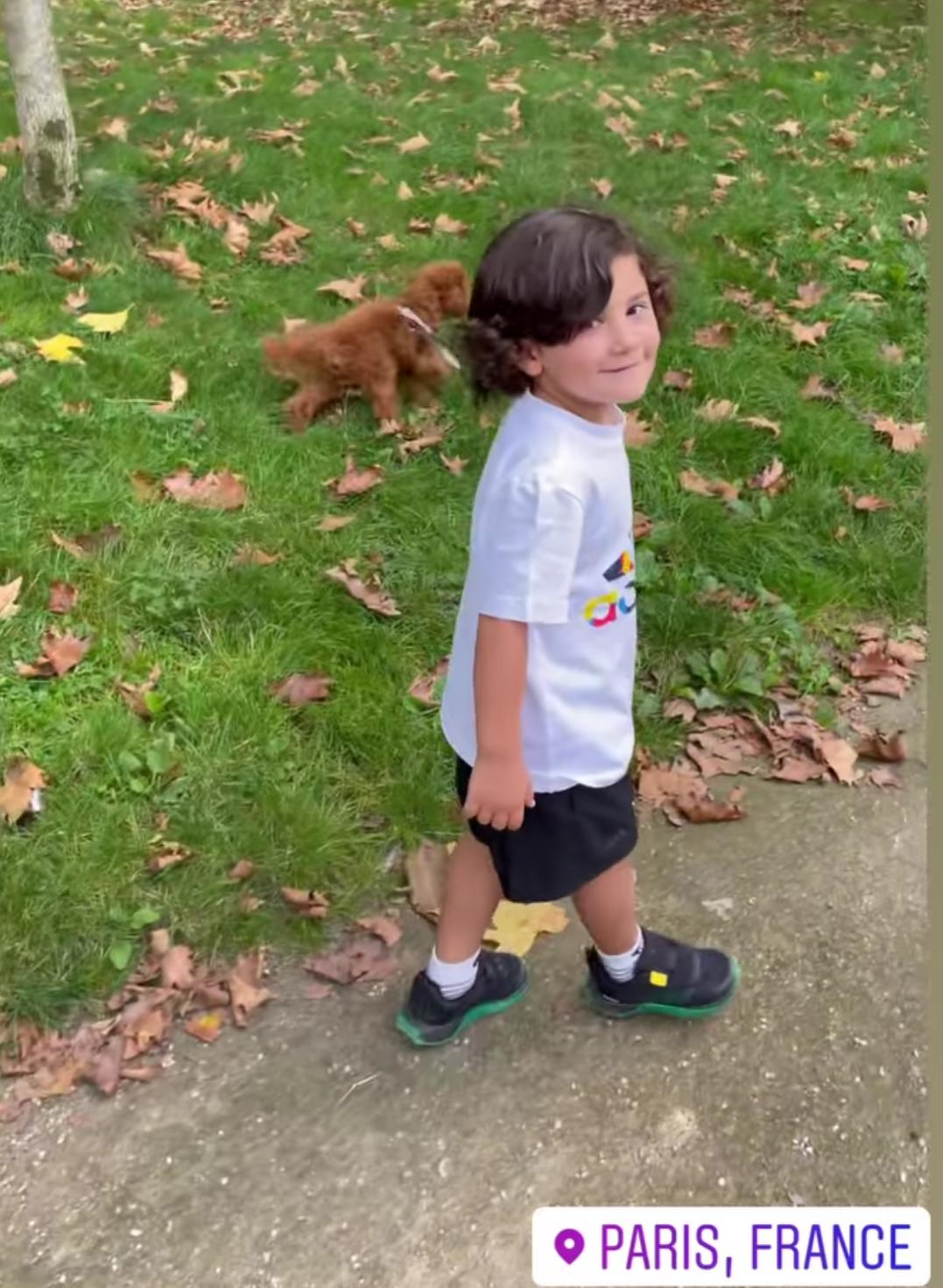 Ciro paseando por París junto a Antonella.