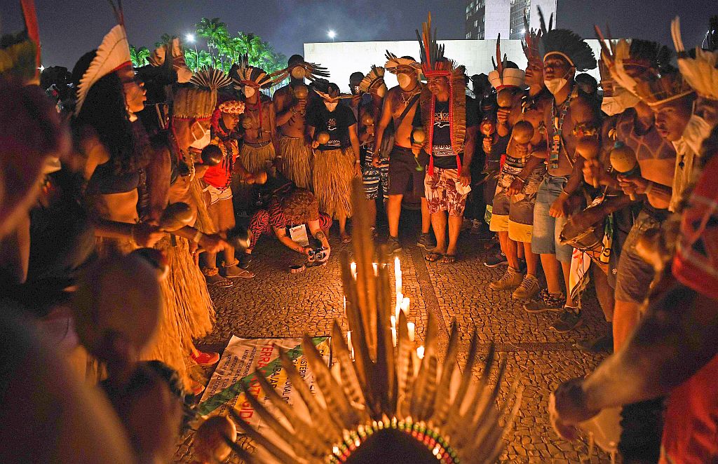 Vigilia de miembros de diferentes tribus indígenas de Brasil. Foto: AFP