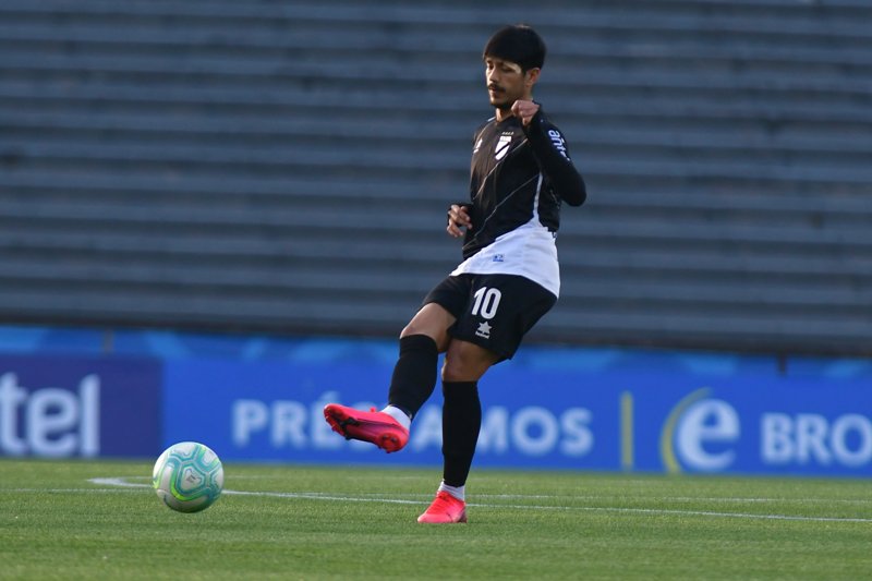 Santiago Mederos luciendo la camiseta de Danubio. Foto: Archivo El País.