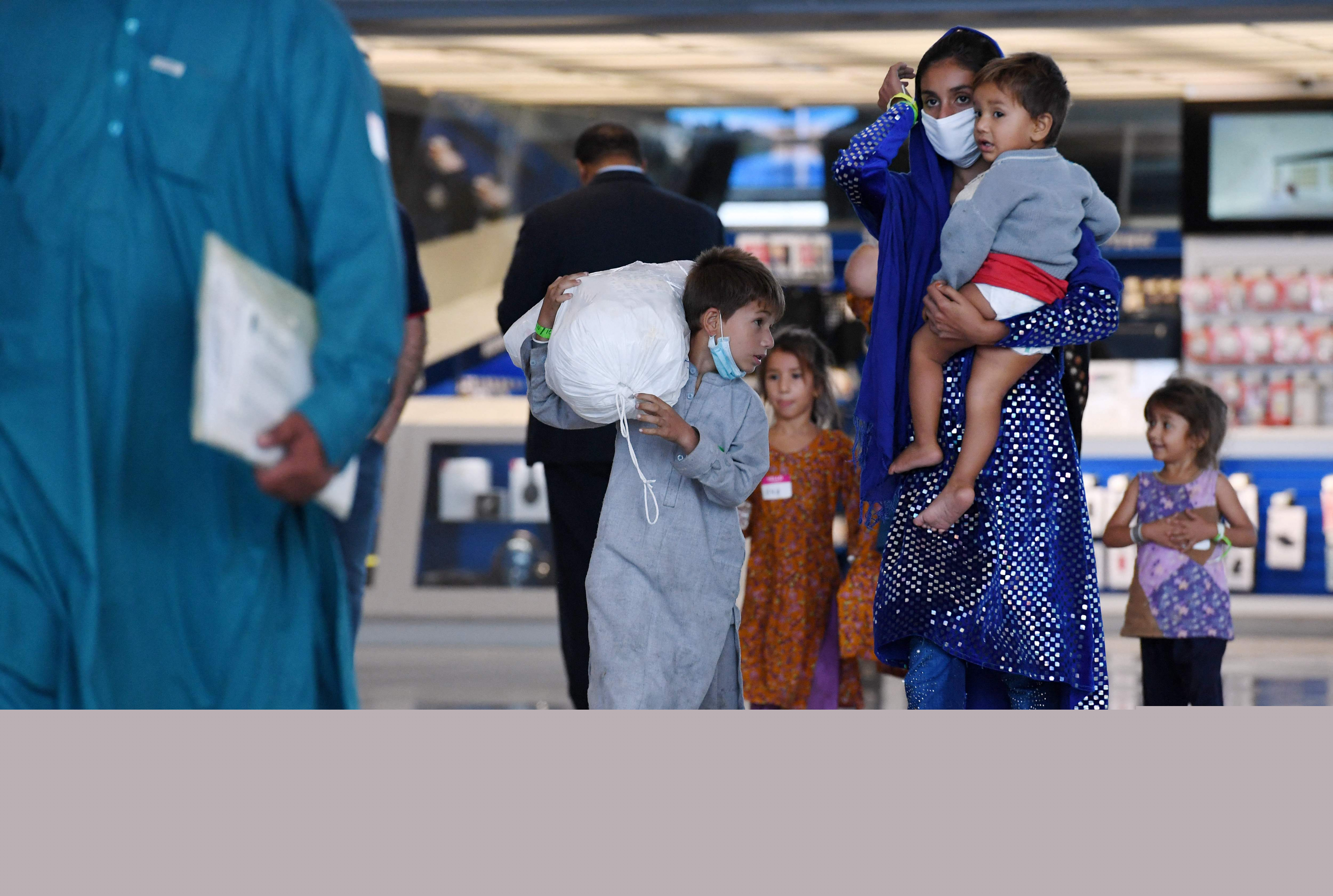 Los refugiados afganos llegan al aeropuerto internacional de Dulles. Foto: AFP.