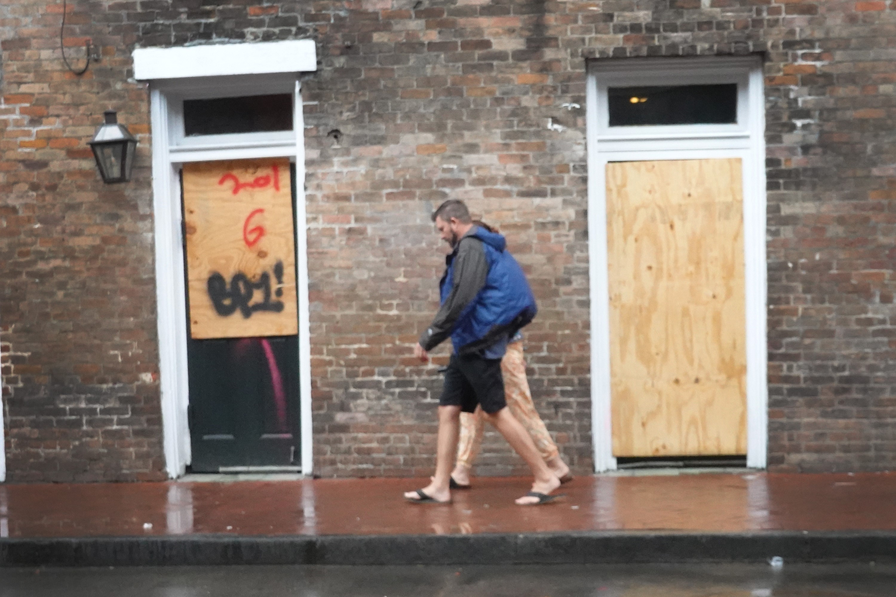 Dos personas caminan en New Orleans, Louisiana, previo a la llegada del huracán Ida. Foto: AFP.
