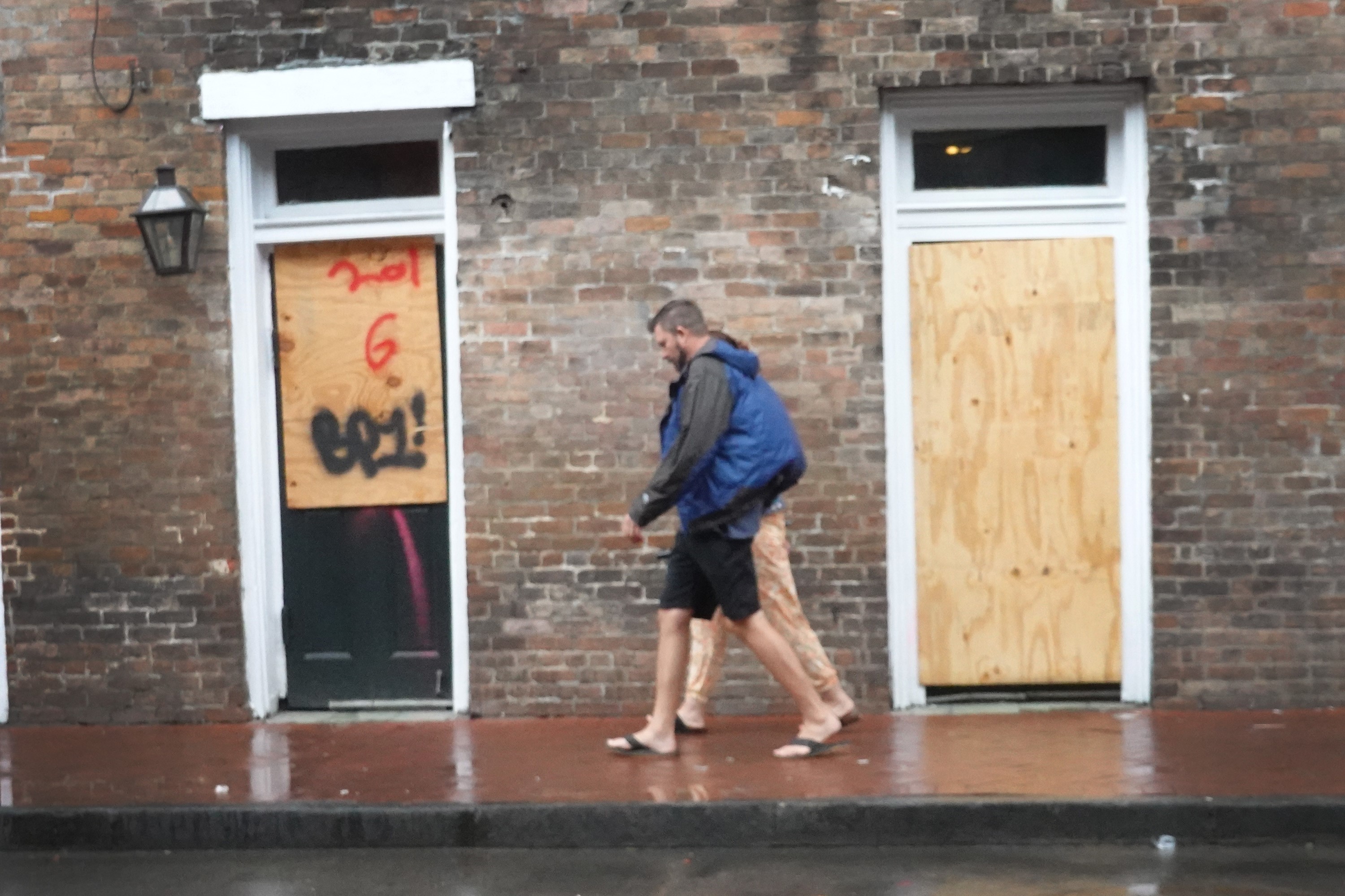 Dos personas caminan en  New Orleans, Louisiana, previo a la llegada del huracán Ida. Foto: AFP.