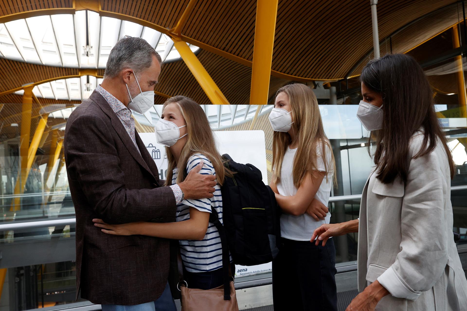 Leonor en la partida junto a sus padres, los reyes Felipe y Letizia y su hermana Sofía. Foto: EFE