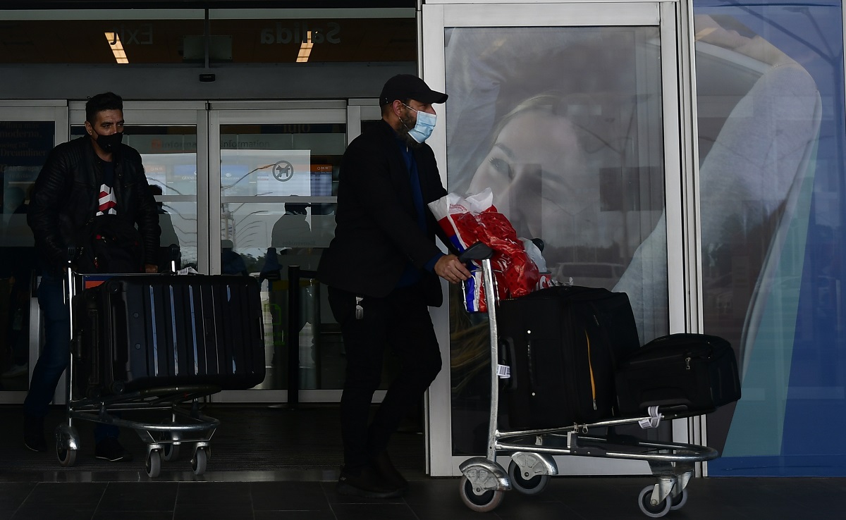 Turistas arribando al aeropuerto. Foto: Fernando Ponzetto