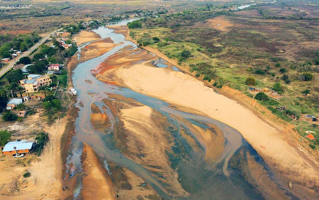 Vista aérea muestra la bajante histórica del río Paraná. Foto: AFP