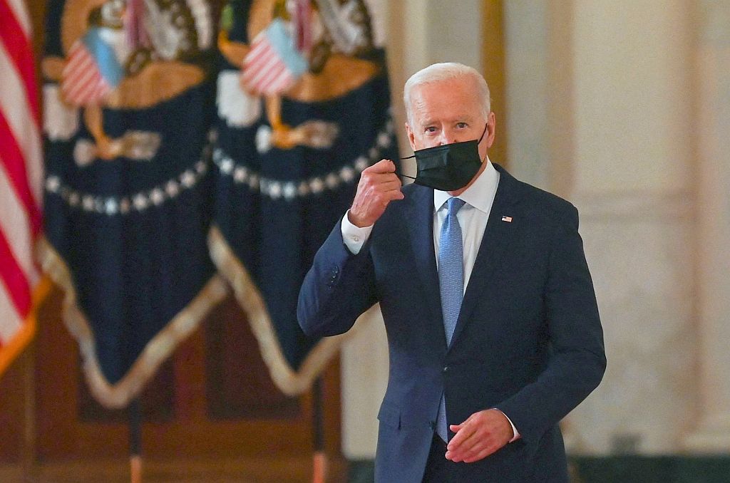 El presidente Biden se quita la mascarilla antes de dar una conferencia de prensa en la Casa Blanca. Foto: AFP