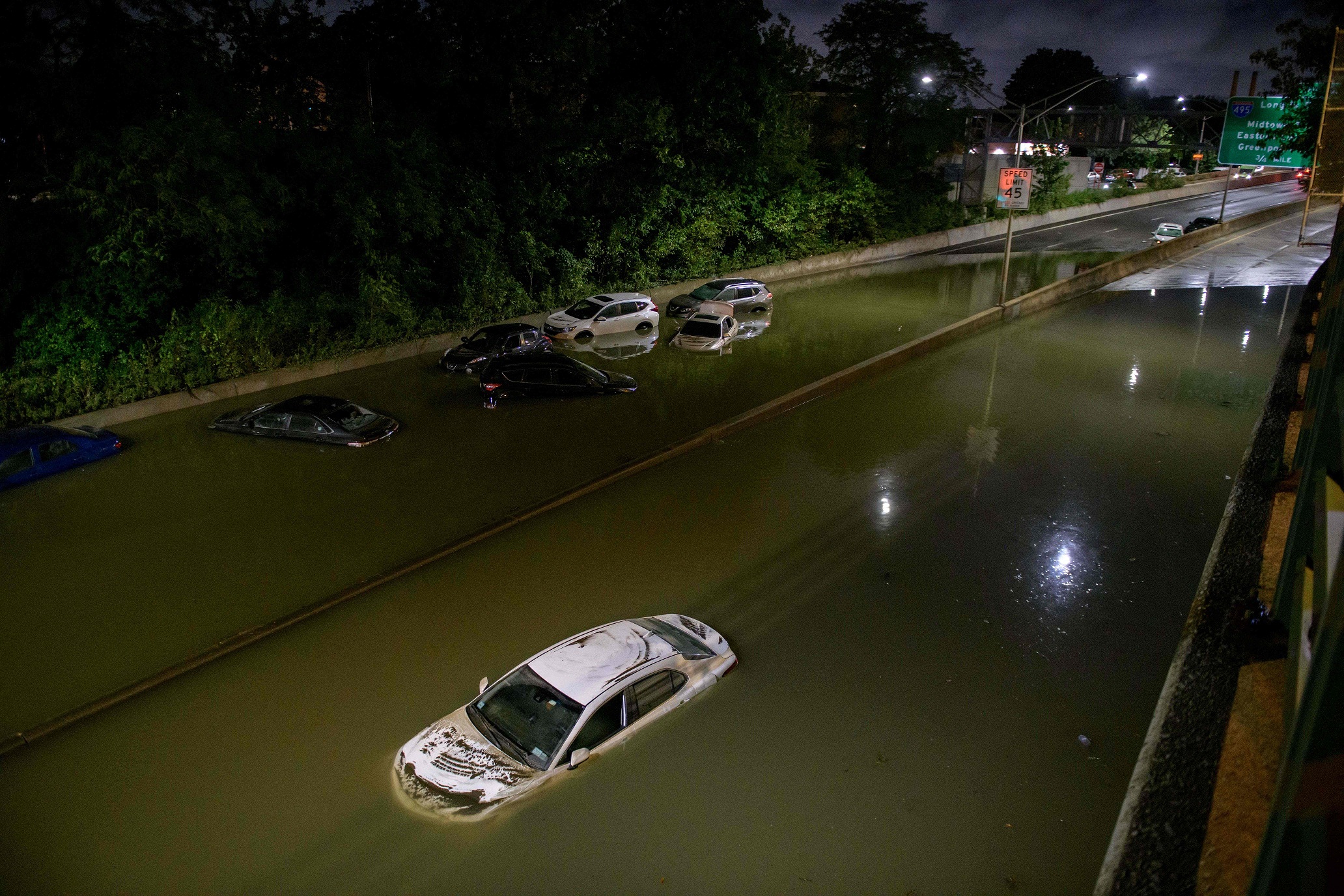 Autos bajo agua en Nueva York. Foto: AFP