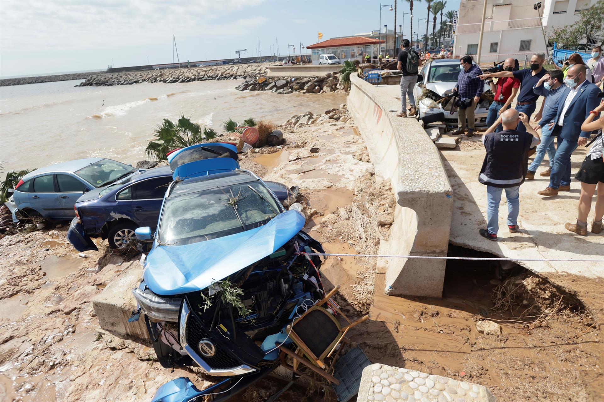 Autos destrozados tras inundaciones en España. Foto: Efe
