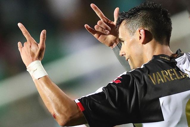 Ignacio Lores celebra uno del os goles anotados en Siena.