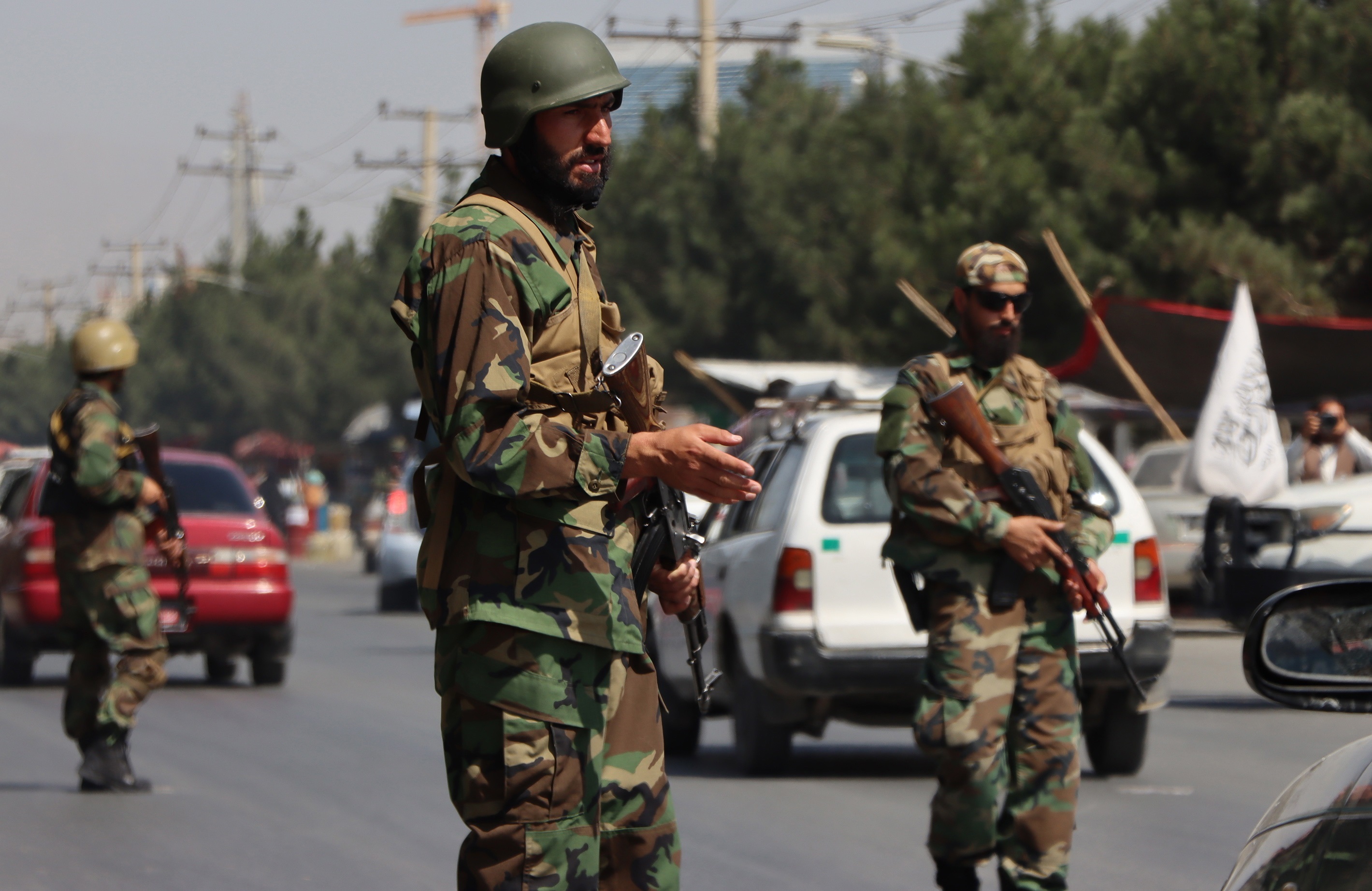 Talibanes con el uniforme del Ejército de Afganistán aparecen en un puesto de verificación del tránsito en avenida de la ciudad de Kabul. Foto: EFE