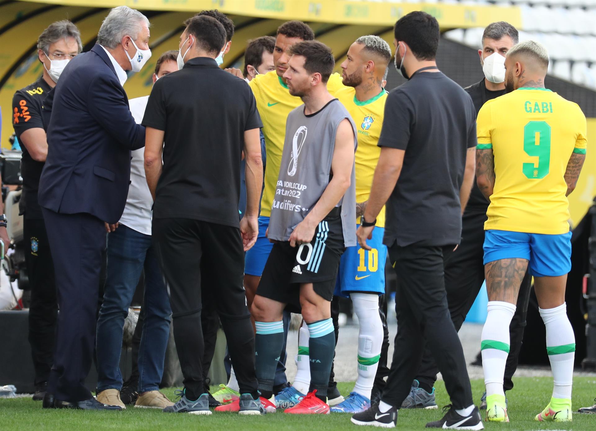 Messi con el chaleco de fotógrafo en el partido entre Brasil y Argentina por Eliminatorias. Foto: EFE