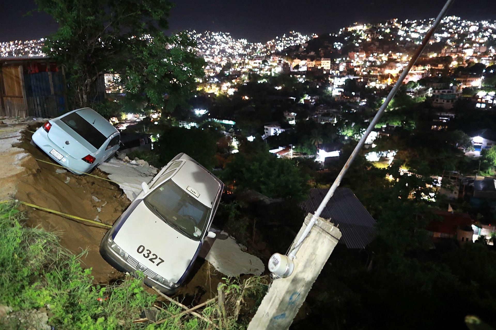 Autos en un barranco, en México. Foto: Efe