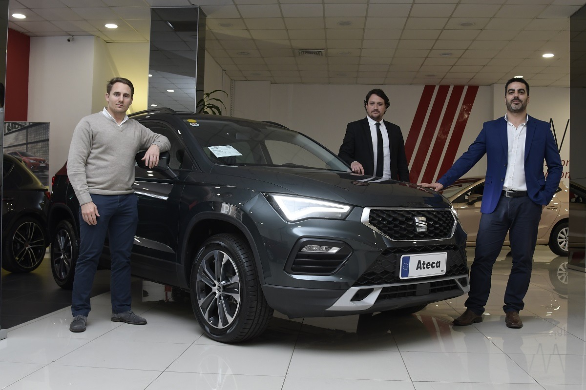 Santiago Grande, director de Homero De León, Juan Carnales, encargado comercial de Seat Uruguay, y Víctor Escobar, gerente de Marketing de Seat Uruguay.
