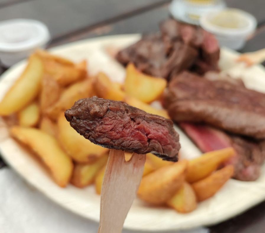 Una picada en el stand de Patagonia. Foto: Rosana Decima