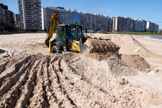 Movimiento de arena en la Playa Pocitos. Foto: Intendencia de Montevideo