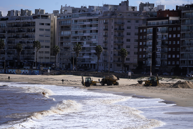 Movimiento de arena en la Playa Pocitos. Foto: Intendencia de Montevideo