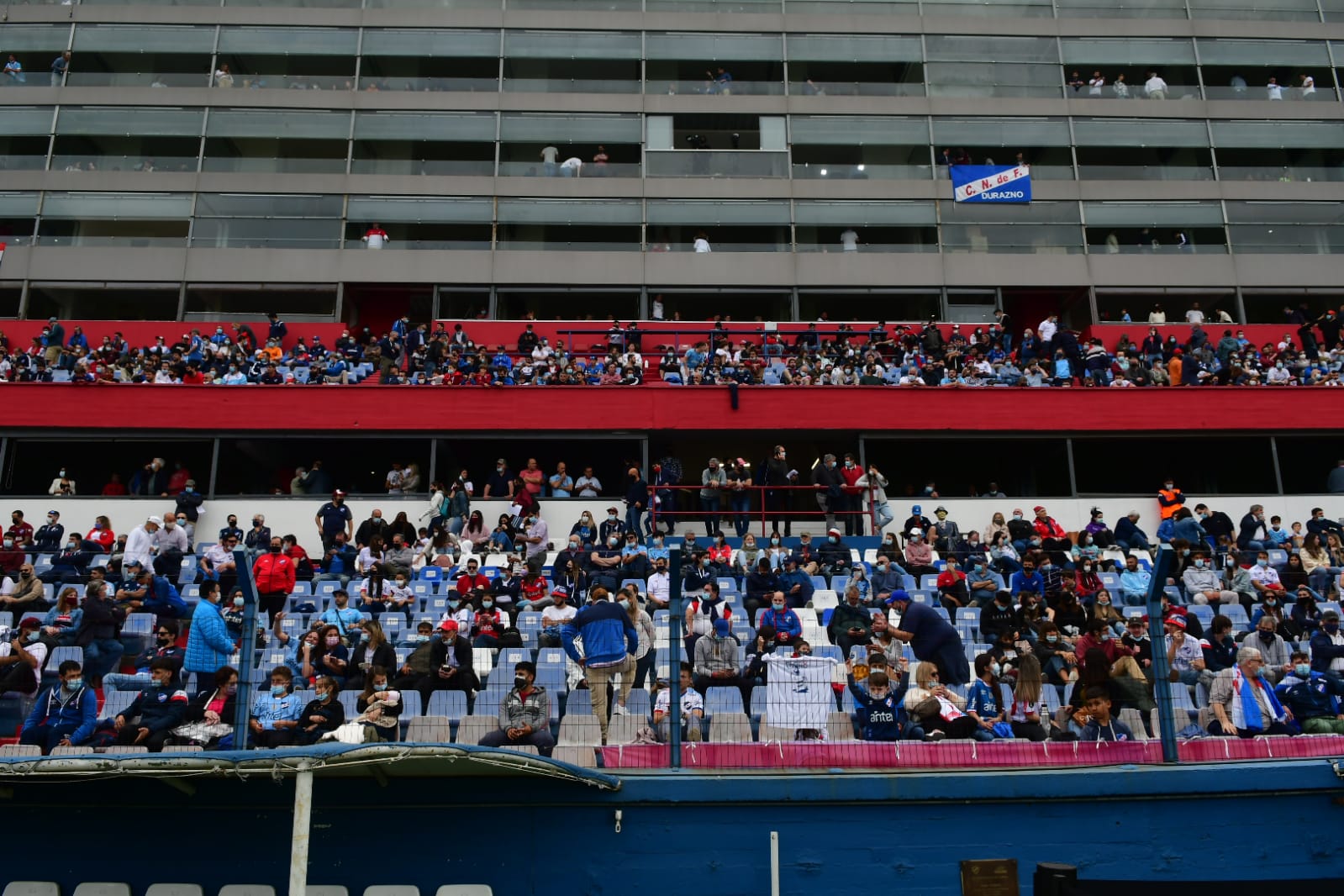 El Gran Parque Central recibió hinchas luego de 556 días. Foto: Francisco Flores.