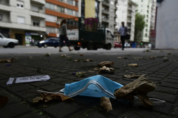 Tapabocas tirado en una calle del Centro de Montevideo. Foto: Fernando Ponzetto - Archivo El País
