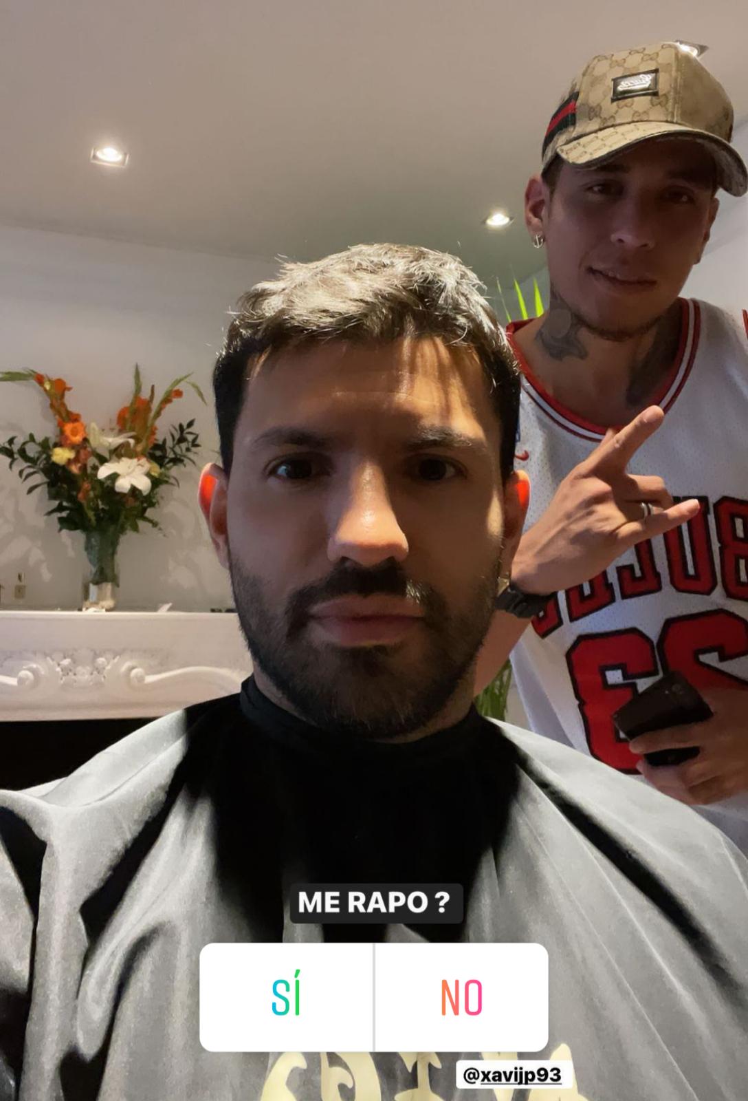 Kun Agüero se realizó un cambio de look y lo transmitió en vivo para sus seguidores de Instagram. Captura