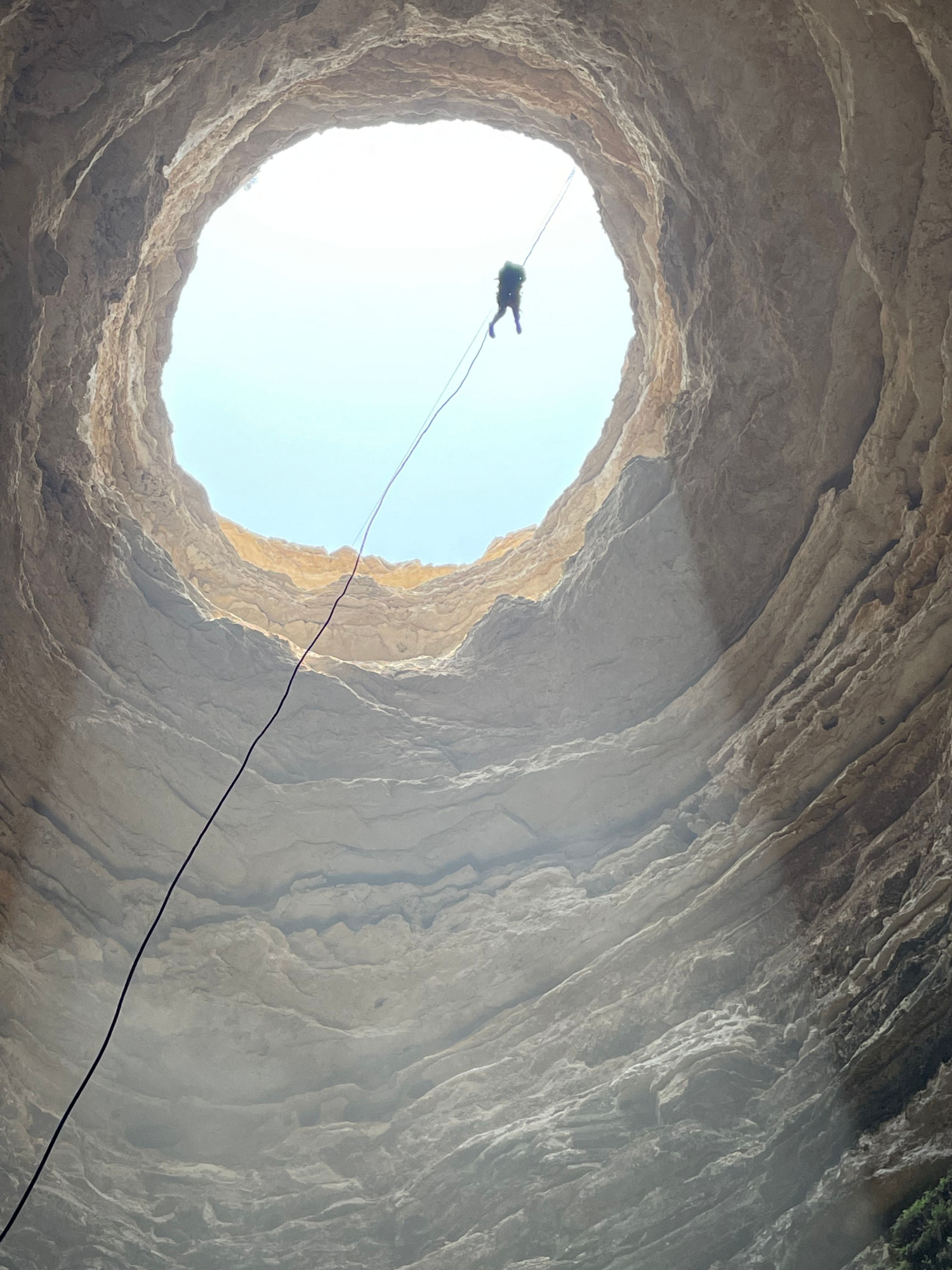 Investigadores trabajando en el "pozo del infierno". Foto: AFP