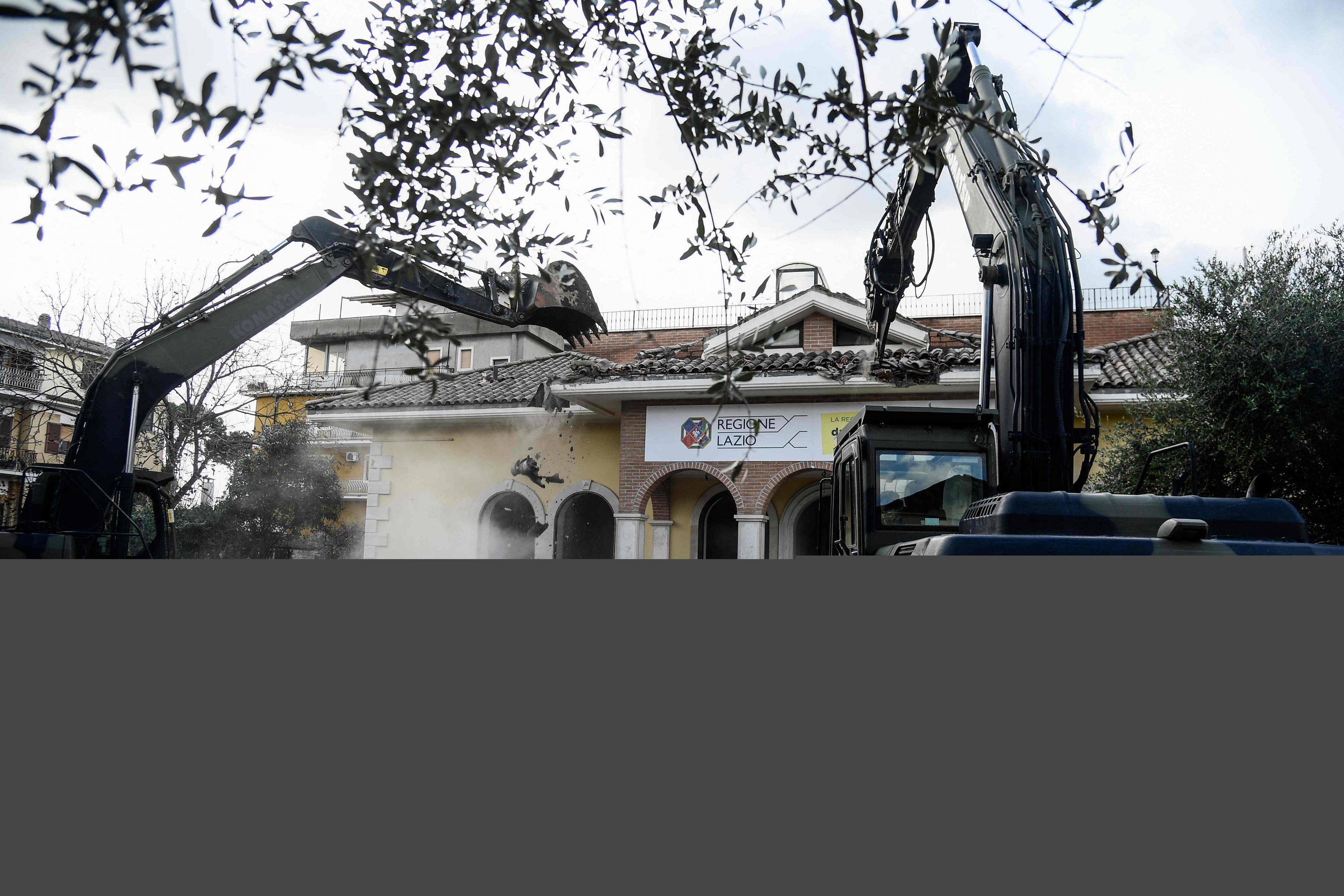 Maquinaria destruye villas de Casamonica. Foto: AFP.