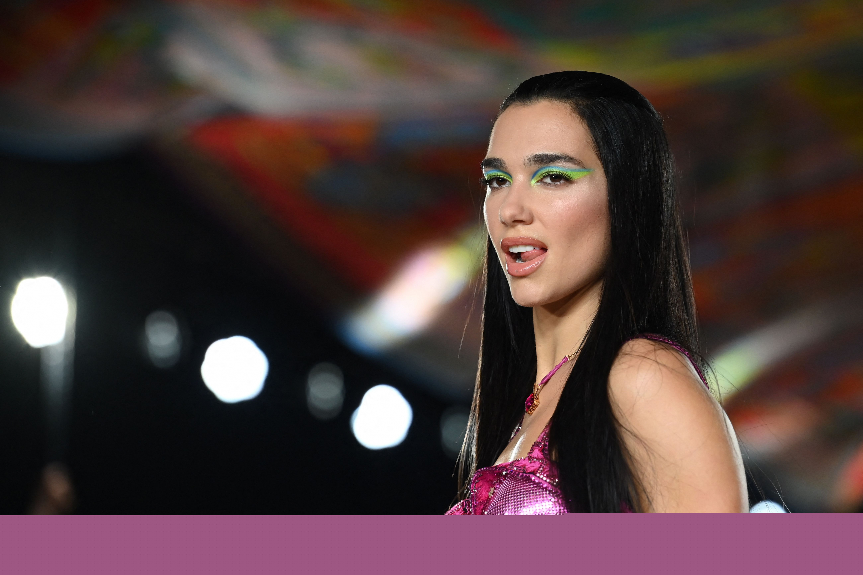 Dua Lipa en el desfile de Versace en Milan 2021. Foto: AFP