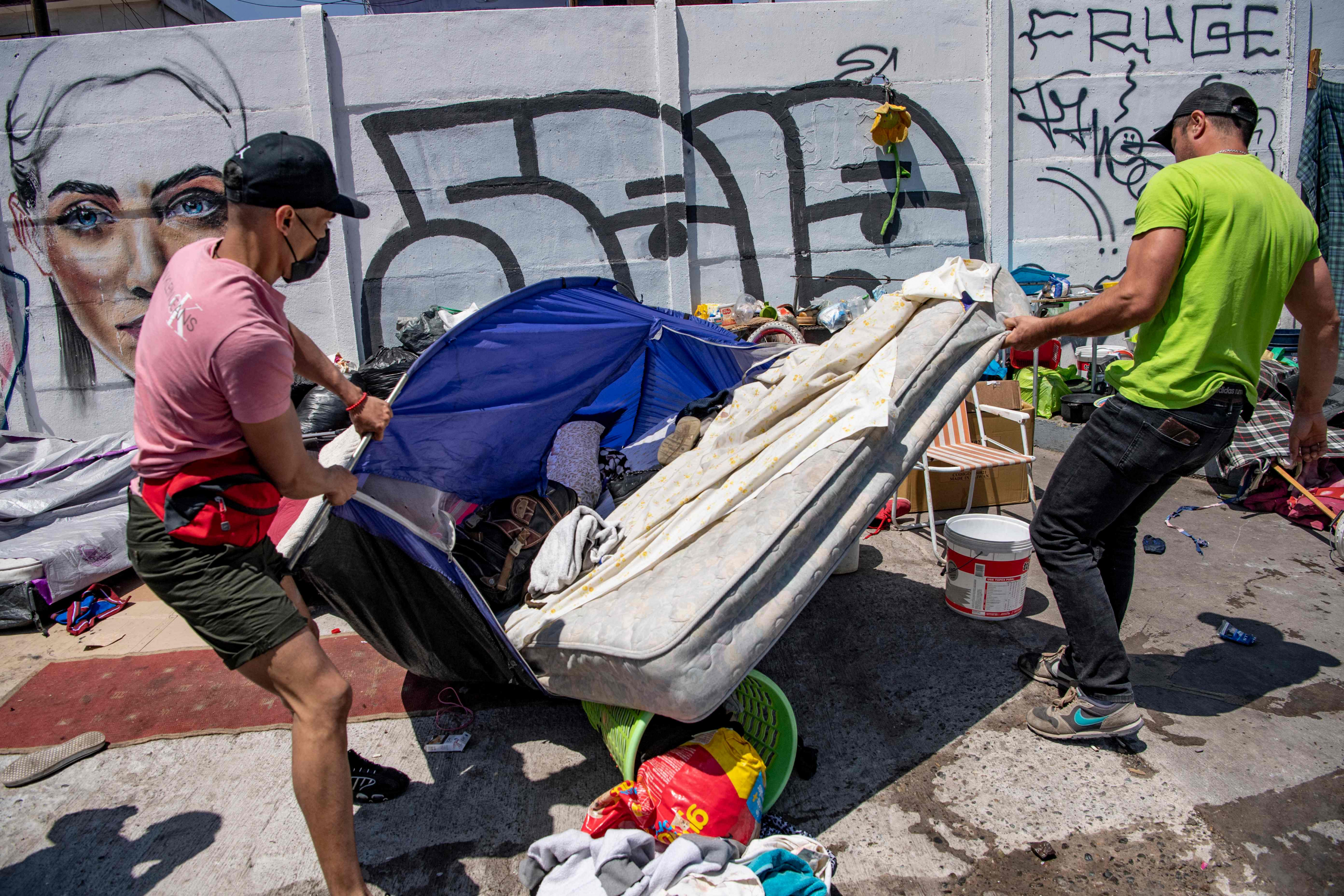 Manifestantes en Chile recogiendo pertenencias de migrantes irregulares. Foto: AFP