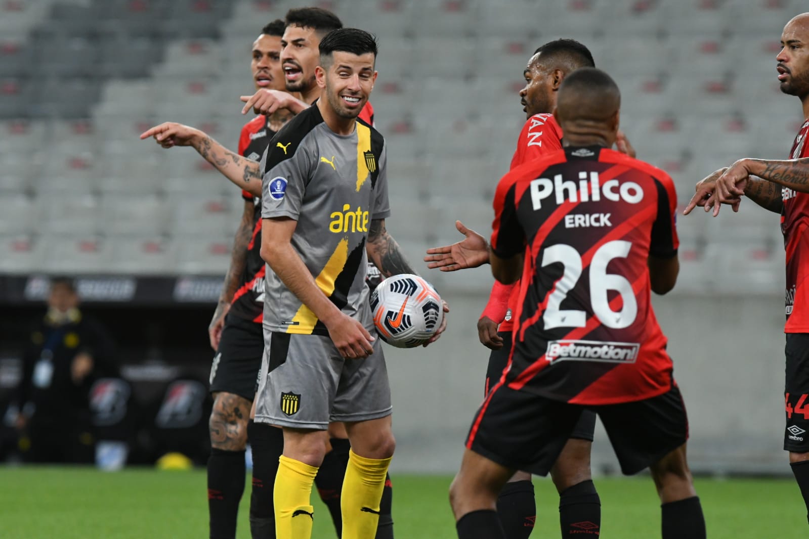 Pablo Ceppelini en el encuentro ante Athletico Paranaense. Foto: Darwin Borrelli.