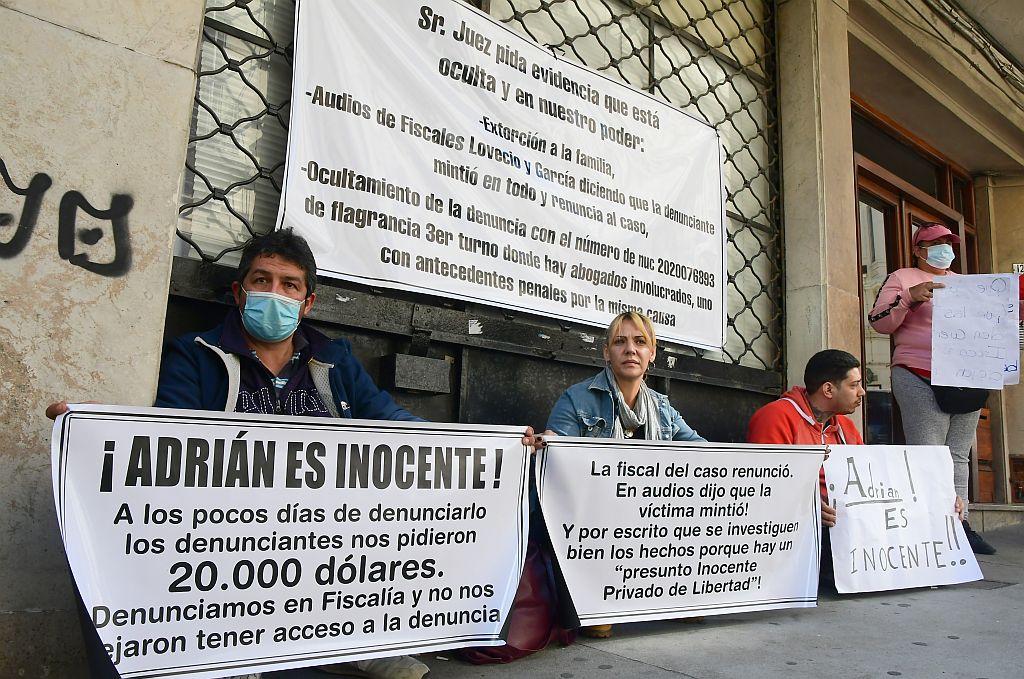 Familiares y vecinos del joven imputado frente al Juzgado Penal de la calle Juan Carlos Gómez denunciando irregularidades. Foto: Estefanía Leal