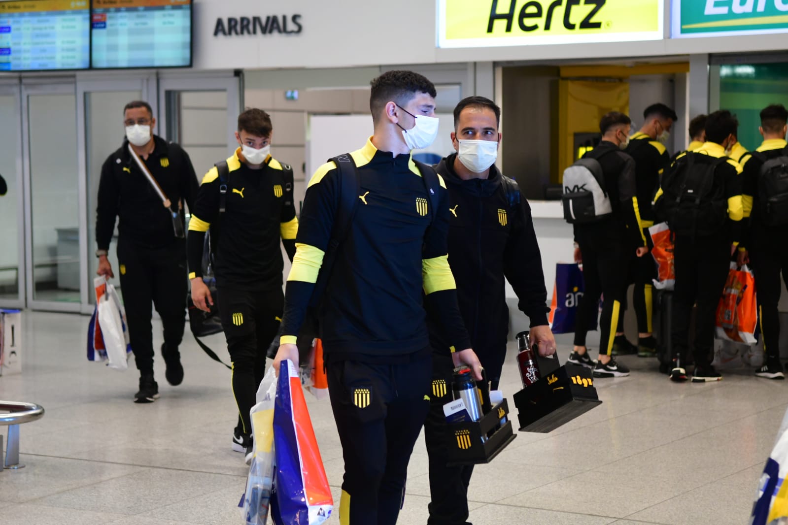 Peñarol en la llegada a Montevideo. Foto: Darwin Borrelli.