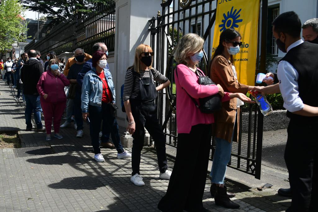 Personas esperando ingresar por protocolo a la Embajada Británica. Foto: Estefanía Leal