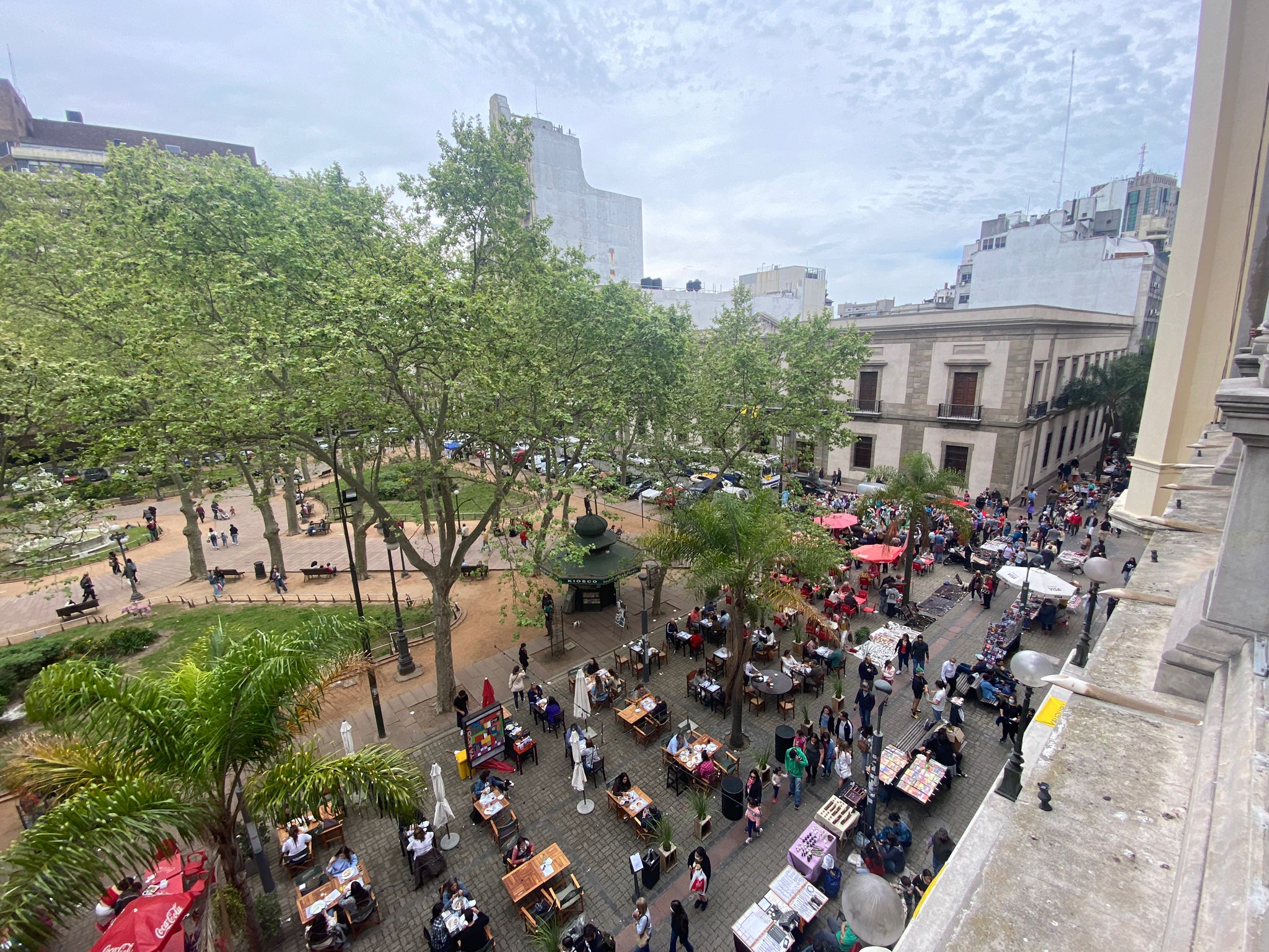 Mucha gente disfrutando del Día del Patrimonio en la Ciudad Vieja. Foto: Mariana Malek