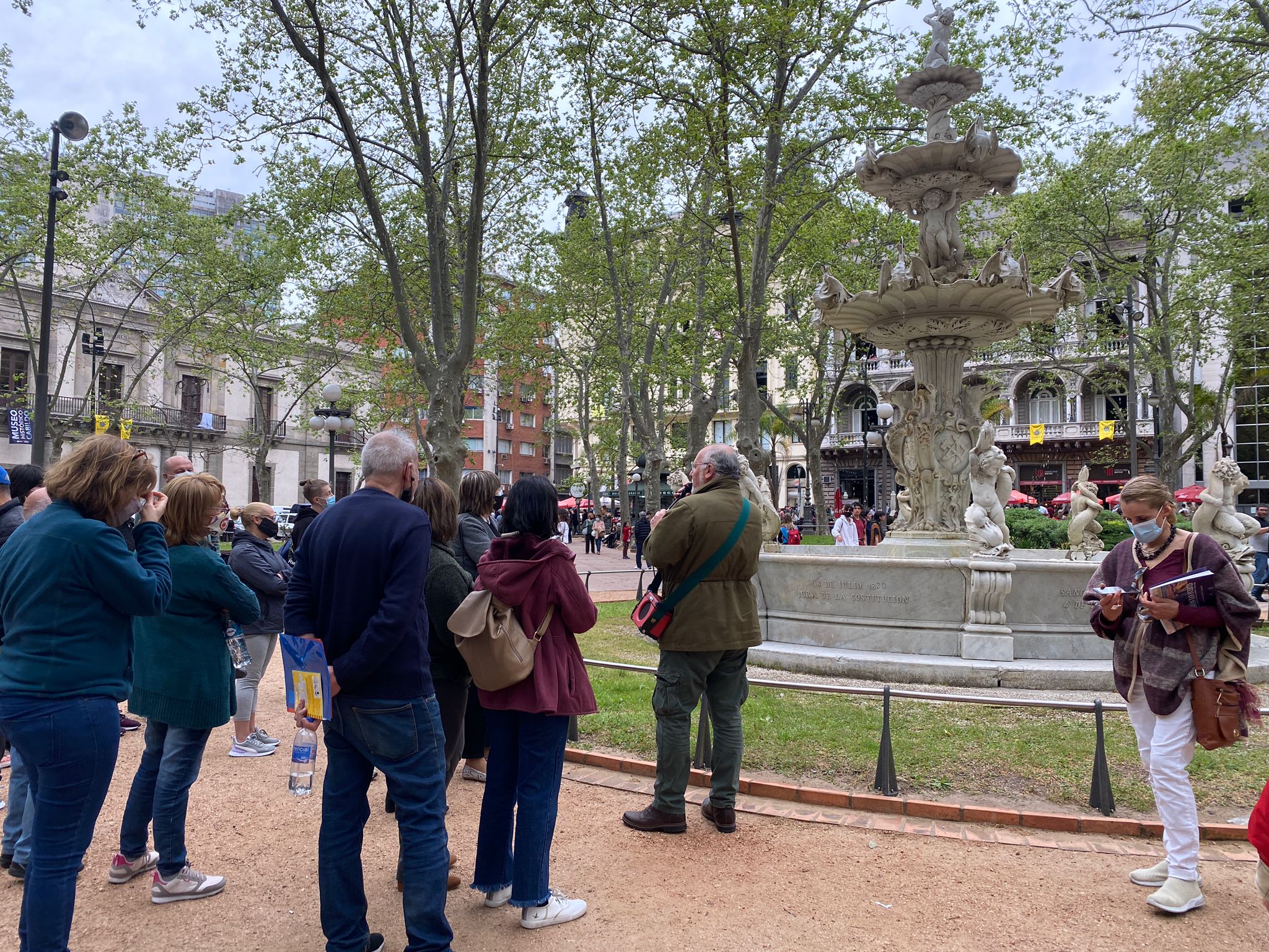 Mucha gente disfrutando del Día del Patrimonio en la Ciudad Vieja. Foto: Mariana Malek