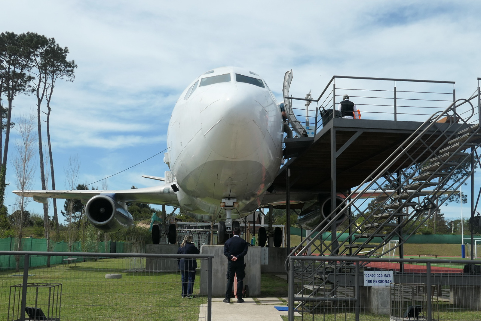 Visitas al exavión de Pluna en el International College de Punta del Este Foto: Ricardo Figueredo
