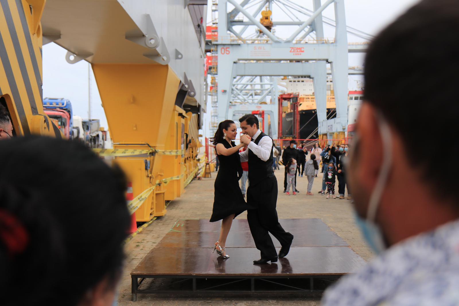 Tango y vuelo de drones en la Terminal Especializada de Contenedores de Katoen Natie en el Puerto de Montevideo Foto: Difusión