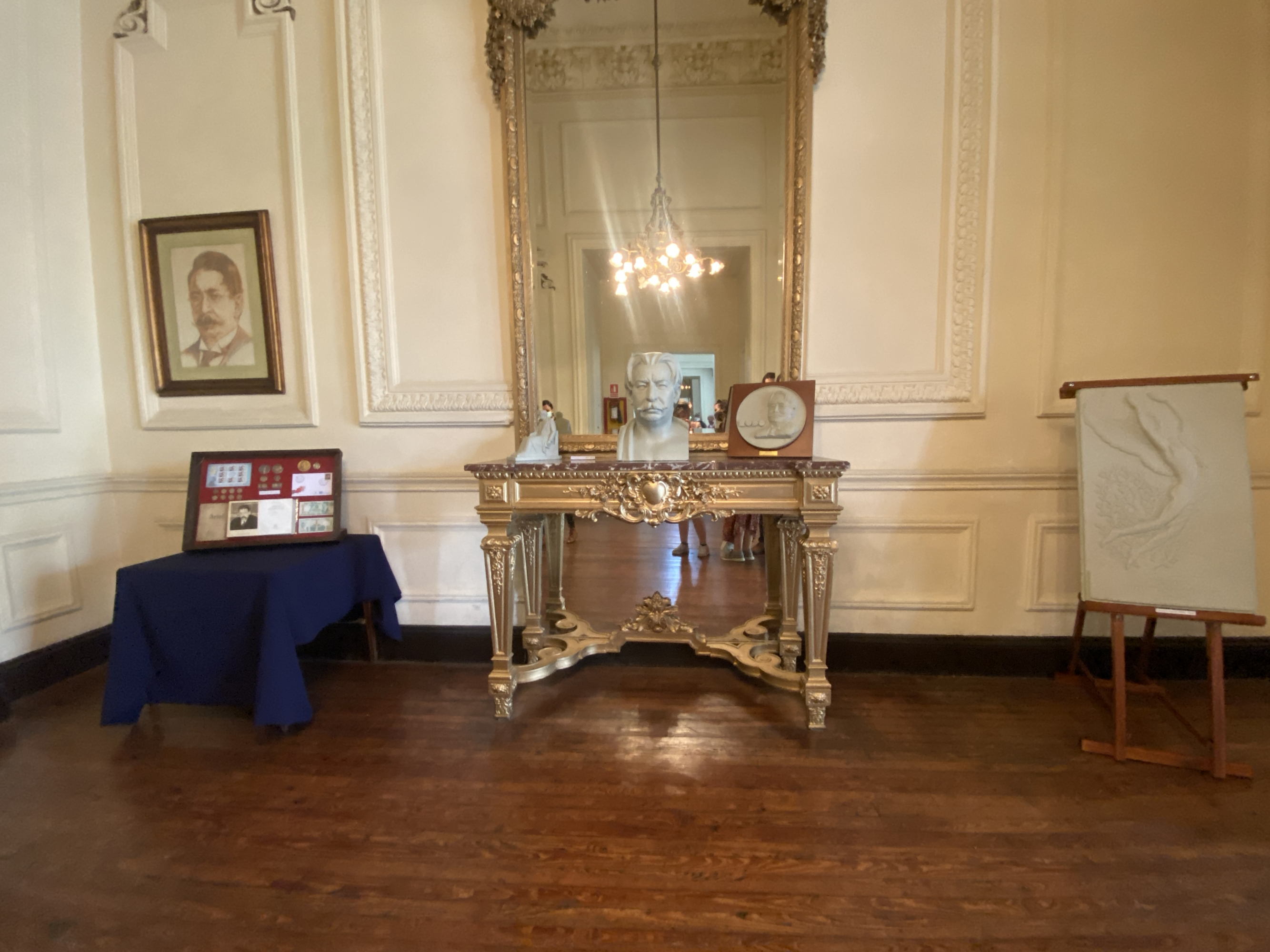 Objetos vinculados con Rodó en el Club Uruguay. Foto: Mariana Malek