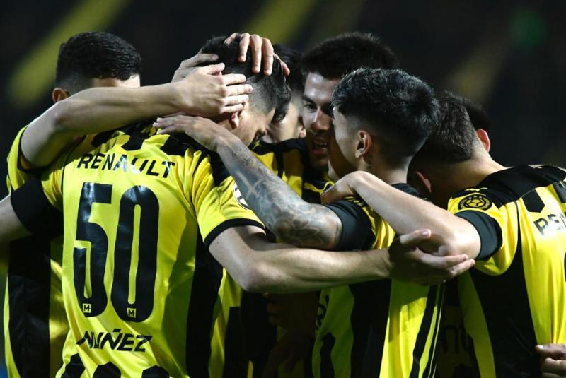 El festejo de los jugadores de Peñarol tras el gol de Carlos Rodríguez ante Wanderers. Foto: Leonardo Mainé.