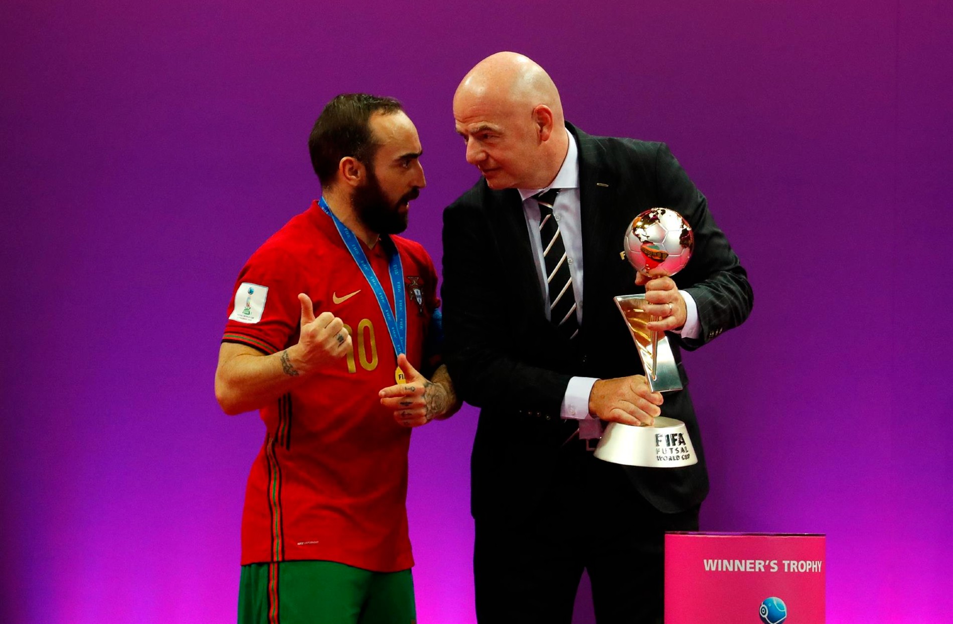 Ricardinho y Gianni Infantino en la final de la Copa del Mundo de Futsal. Foto: EFE