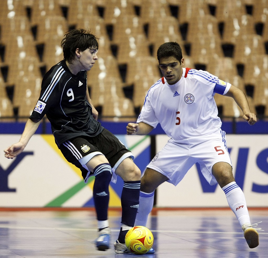 Matías Lucuix de Argentina y Carlos Chilavert de Paraguay en el Mundial de 2008. Hoy son entrenadores de sus selecciones. Foto: AFP