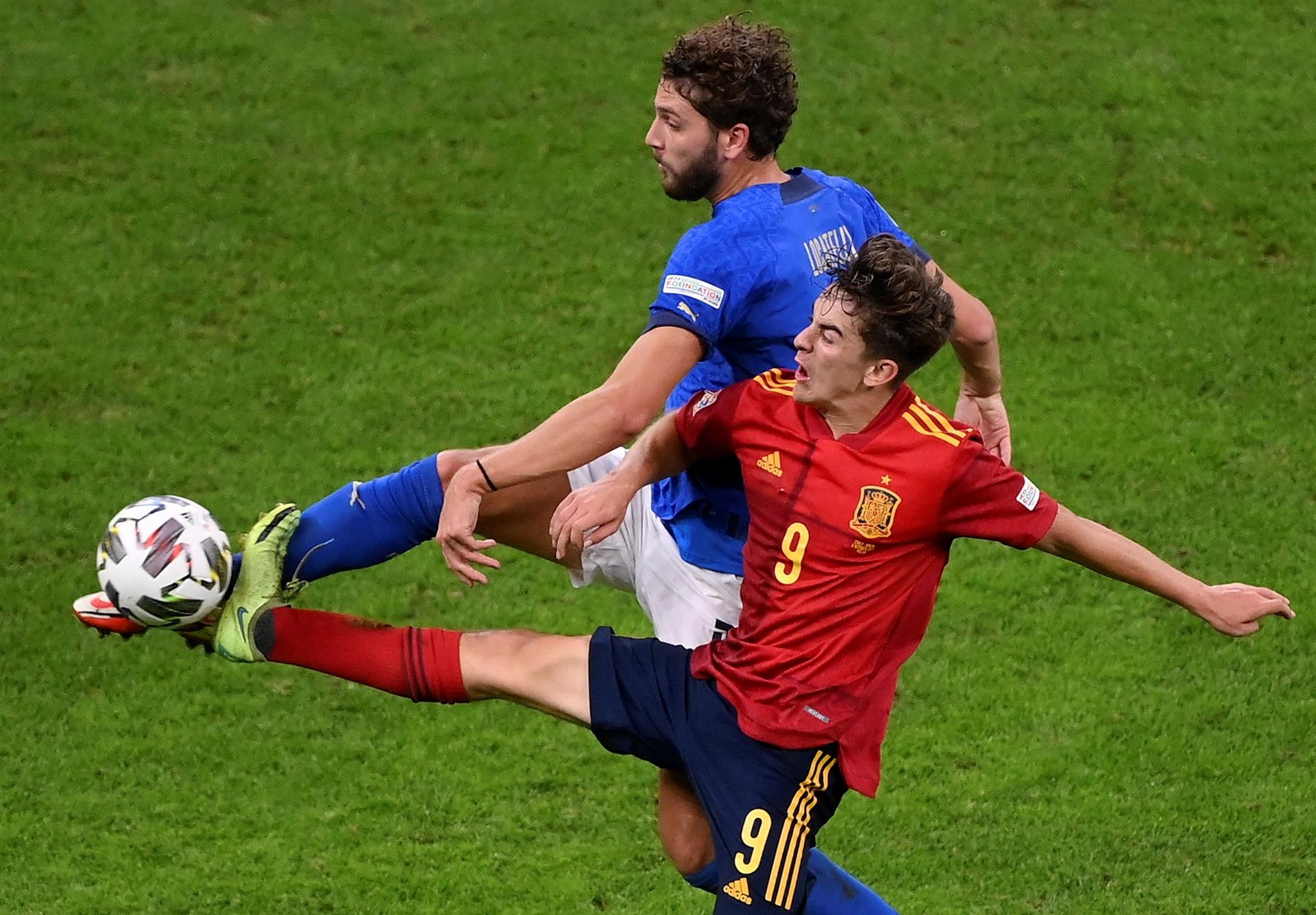 Manuel Locatelli pelea por la pelota ante Gavi. Foto: EFE.