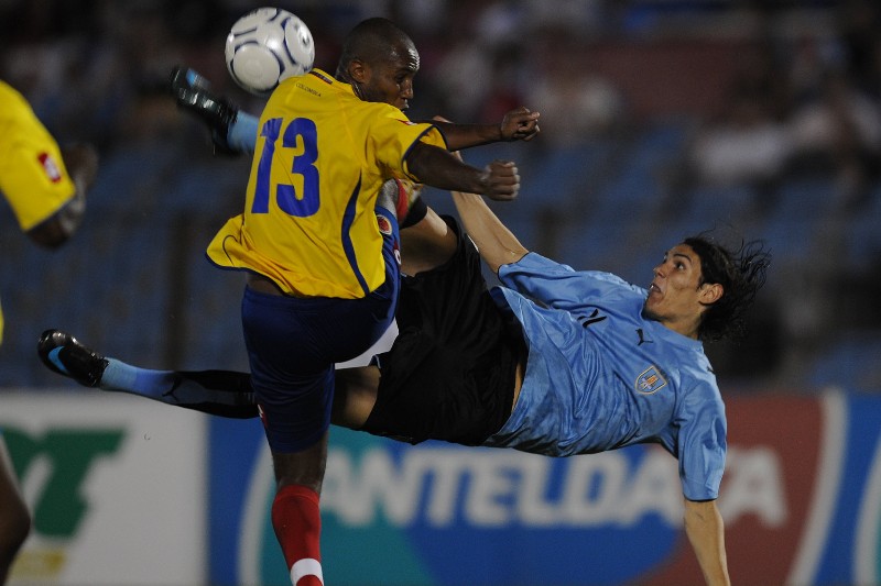 La definición de Edinson Cavani para su primer gol con la selección mayor. Foto: Archivo El País.