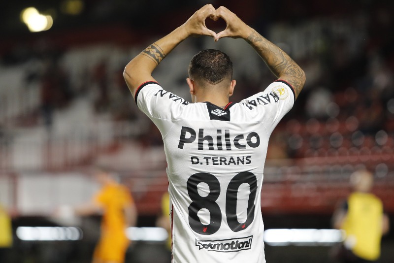 David Terans festeja el gol anotado en el Goianiense-Paranaense. Foto: @AthleticoPR