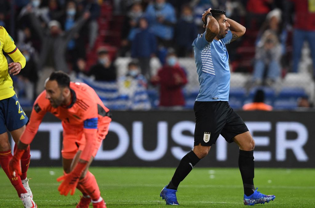 Luis Suárez se lamenta en el partido entre Uruguay y Colombia. Foto: AFP.