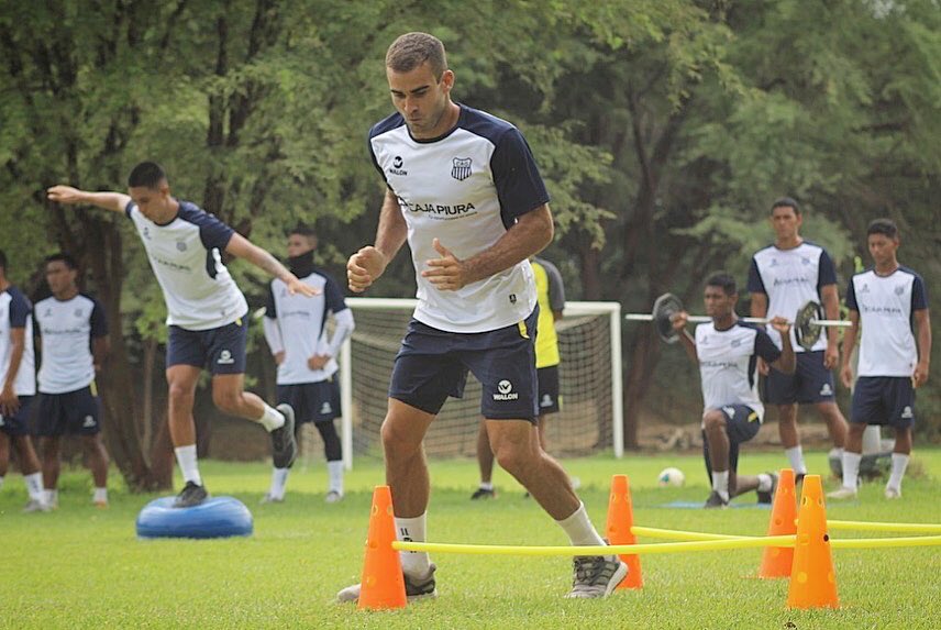 Santiago Pallares entrenando con el Grau.