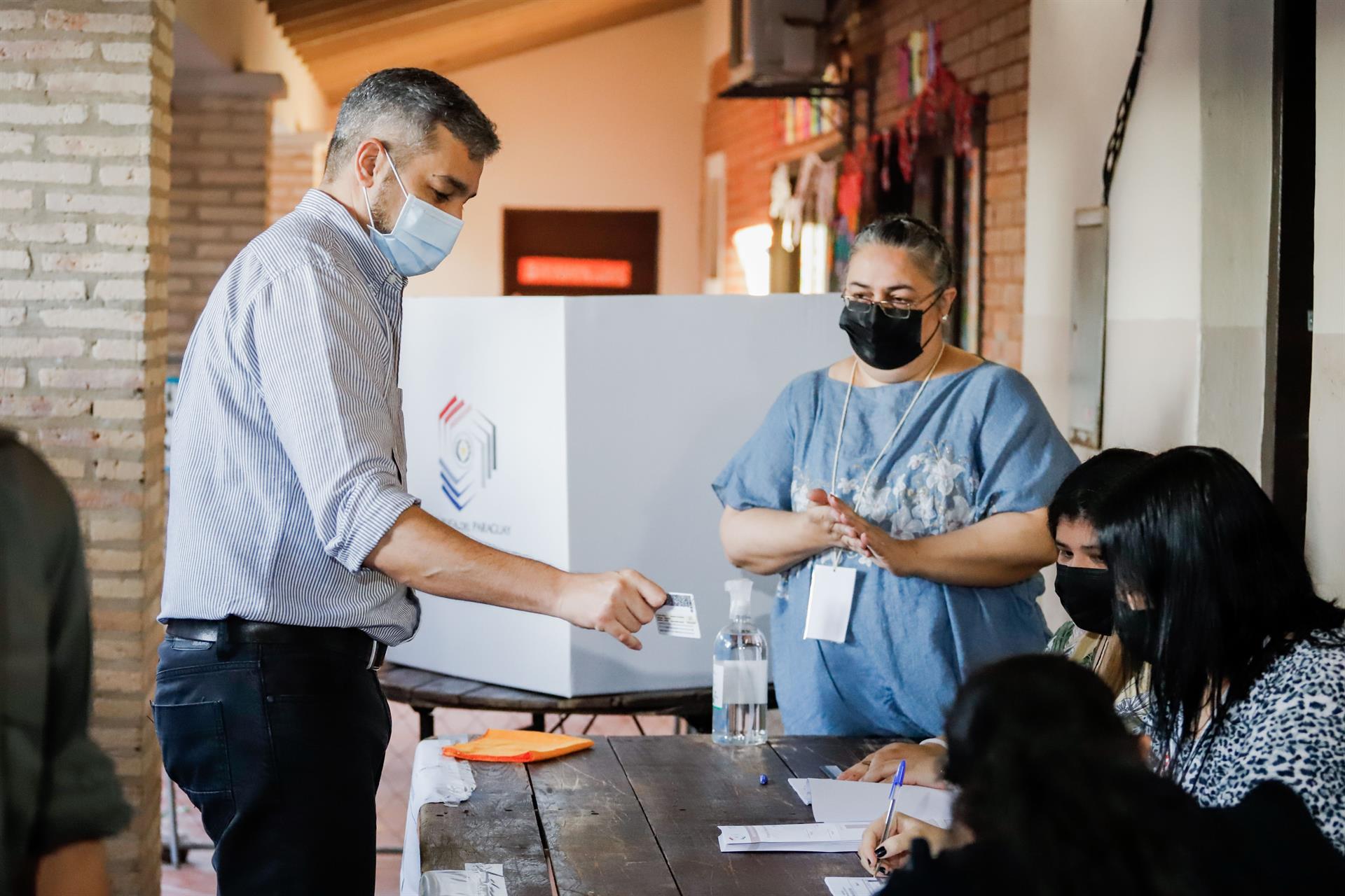Mario Abdo Benítez votando en las elecciones para cargos municipales. Foto: EFE